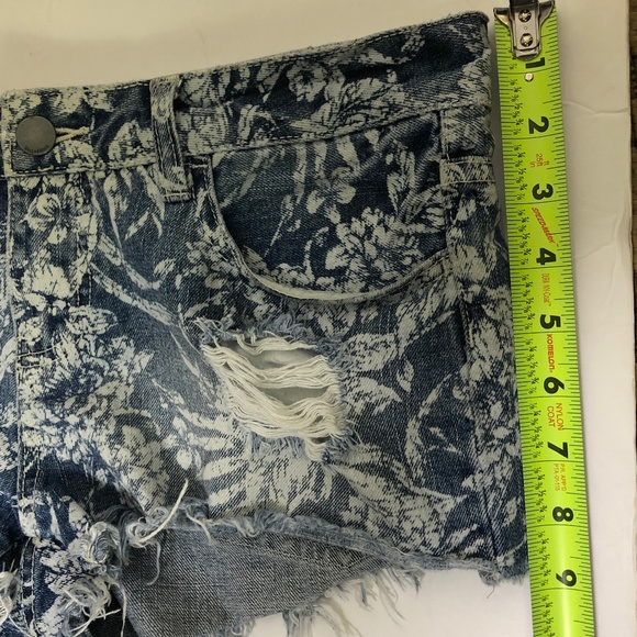 BILLABONG time keeps Floral Print Denim Distressed Shorty Shorts Size 5 - Picture 14 of 16